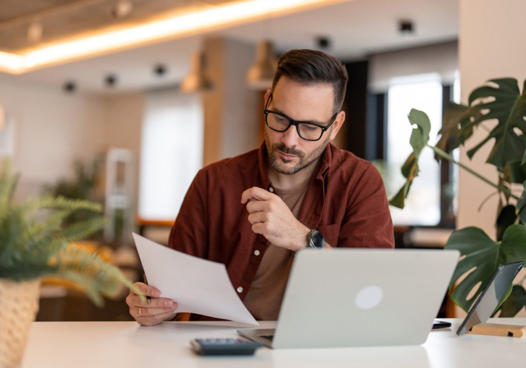 Работник за столом