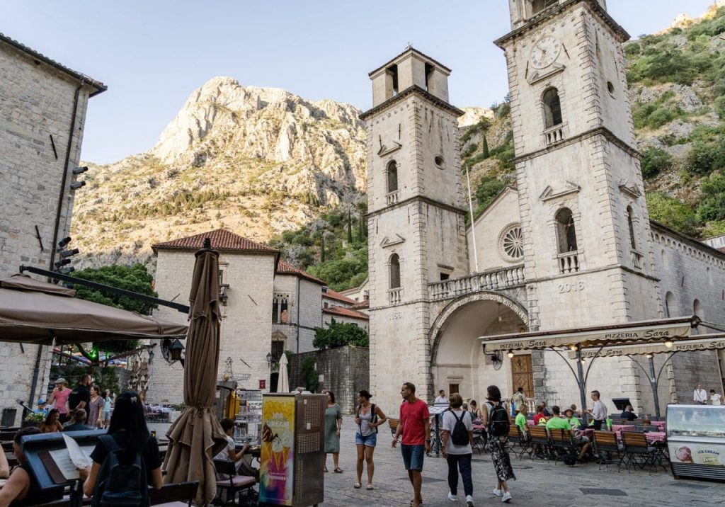 Туристы в Которе