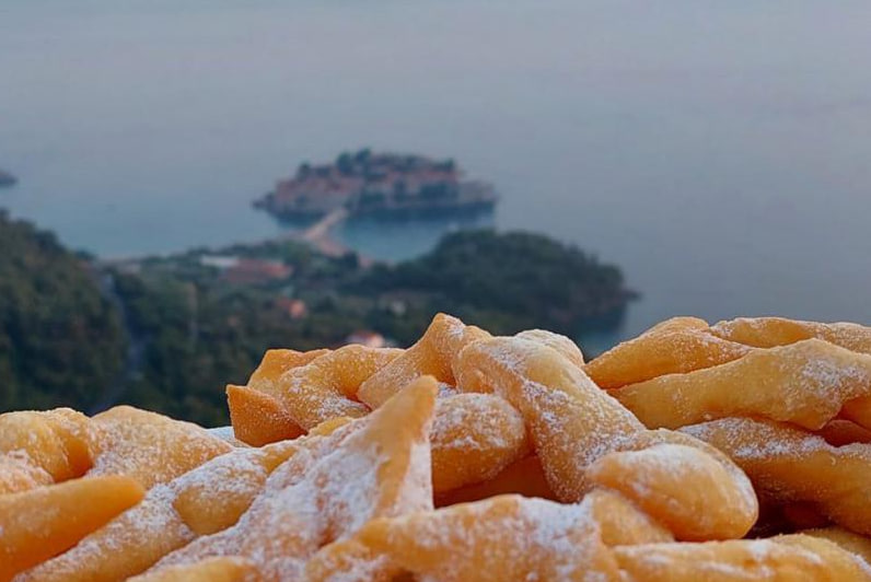 Печенья на фоне Свети-Стефан