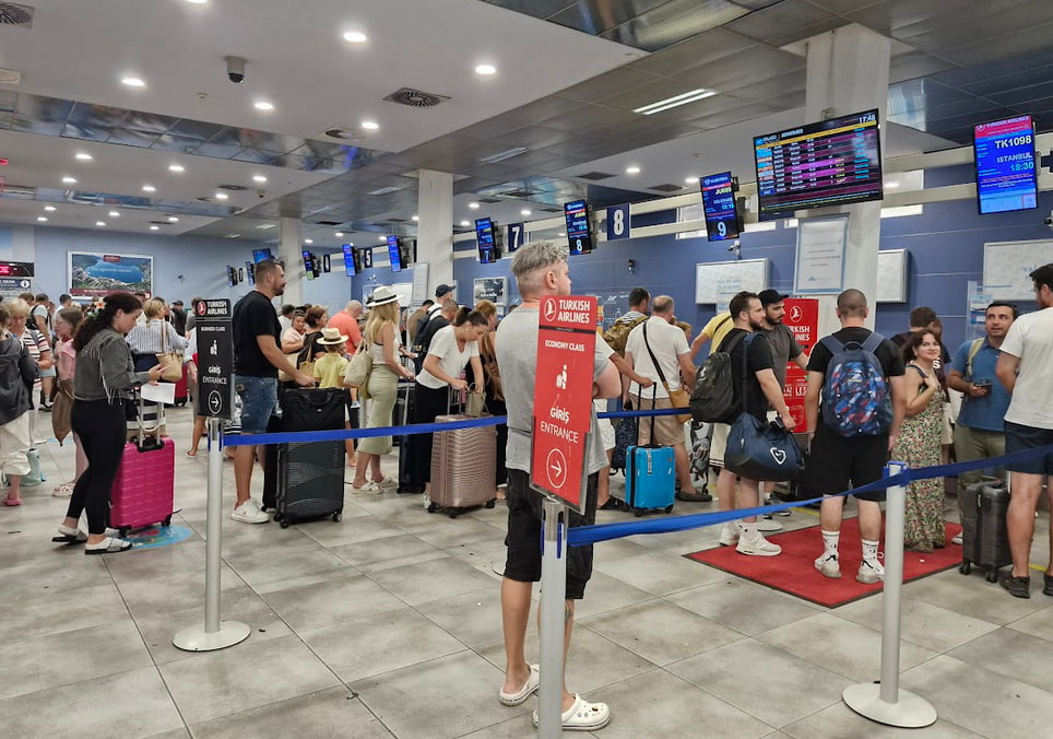 Туристы в аэропорту Тивата