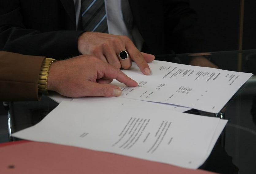 Документы на столе