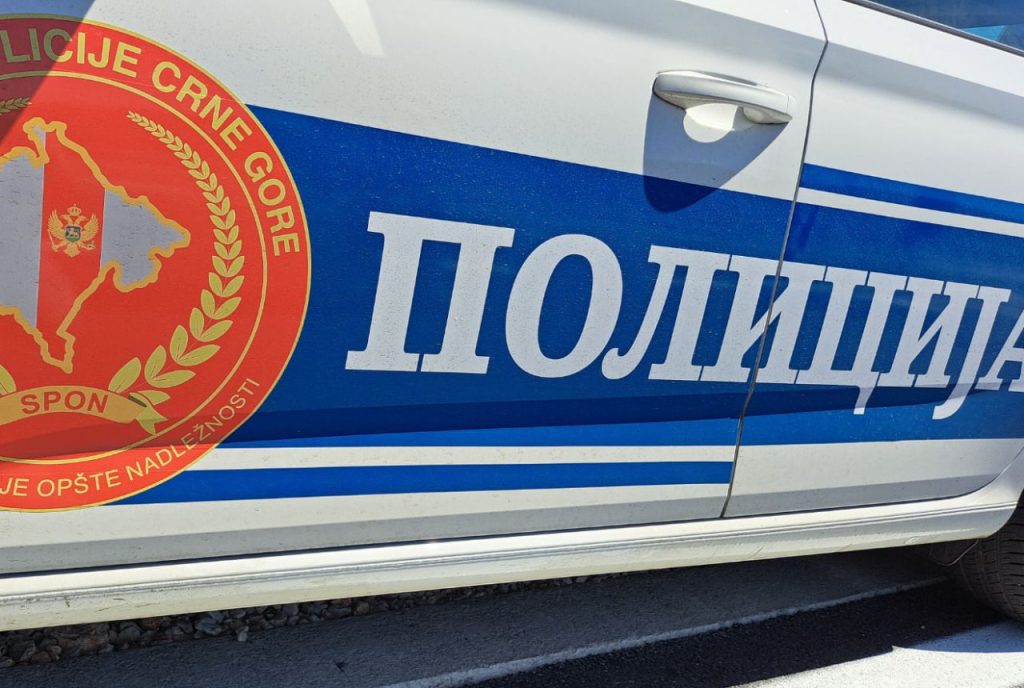 Автомобиль полиции Черногории