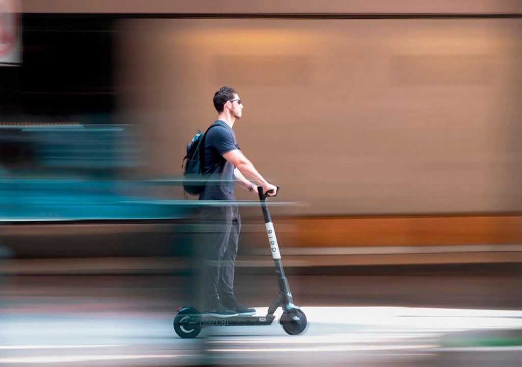 Мужчина на электросамокате