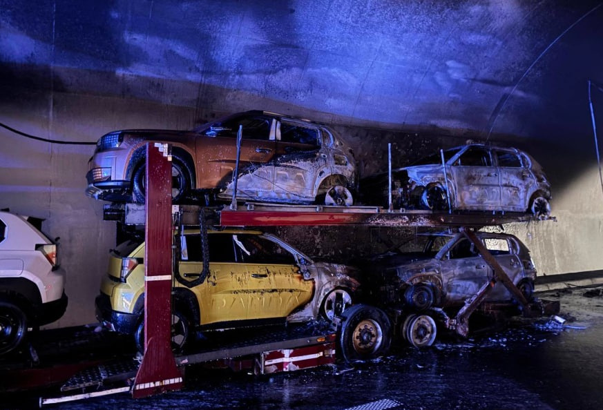 Сгоревшие электромобили в туннеле Вежешник