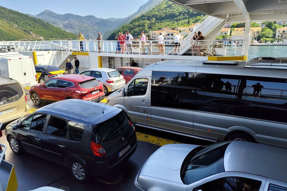 Автомобили на пароме Каменари - Лепетане