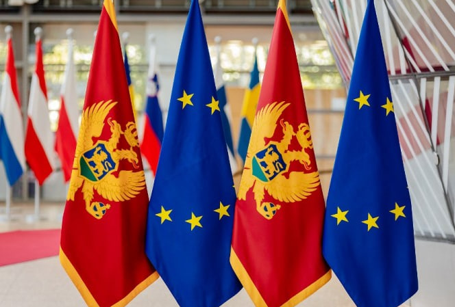 Флаги Черногории и Евросоюза