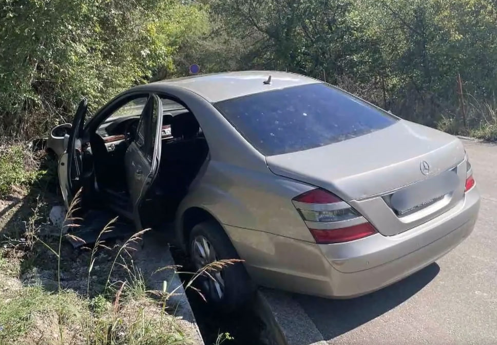 Разбитый автомобиль, в результате погони.