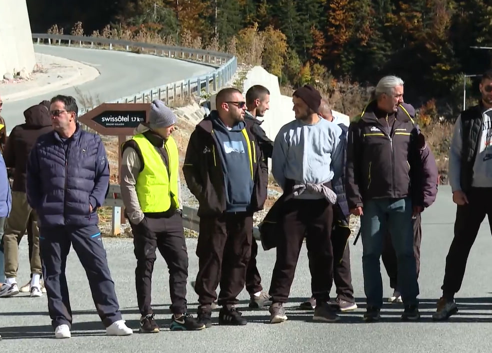 Протестующие сотрудники Колашин 1600