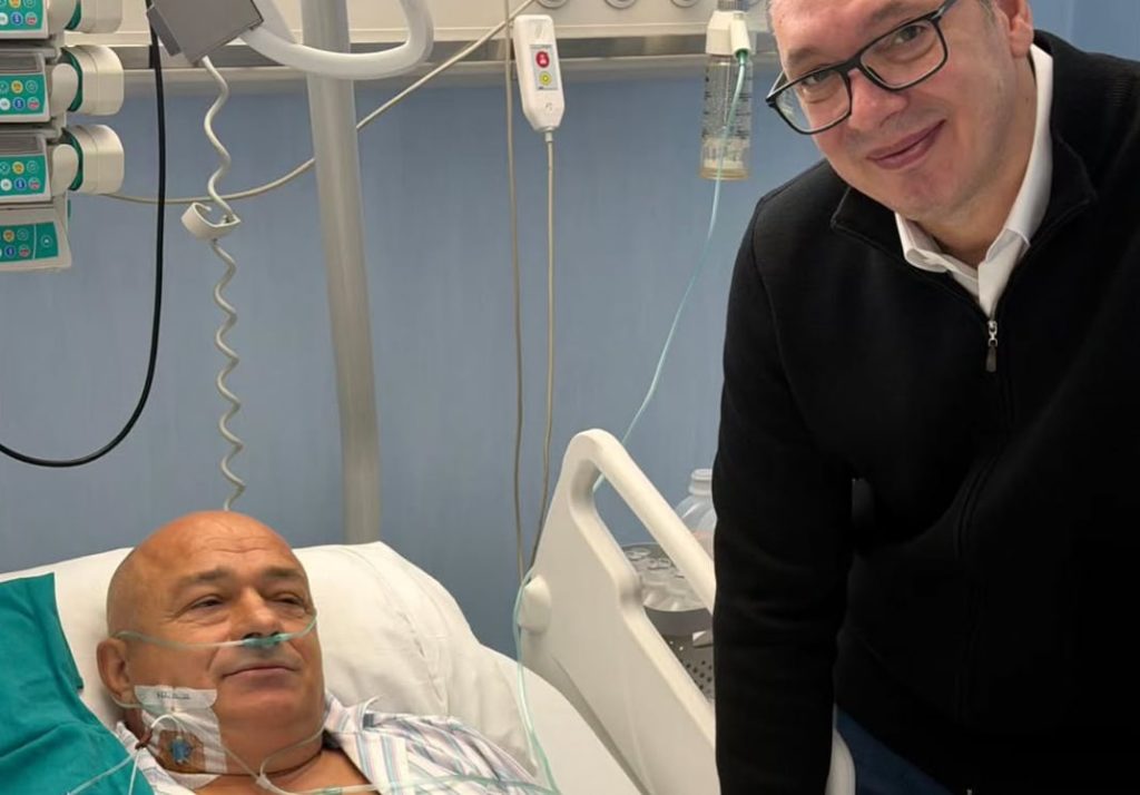 Вучич рядом с пострадавшим Миланом Богдановичем