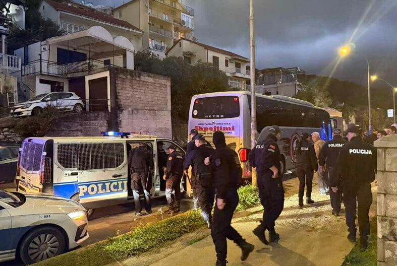 Полиция окружила автобус в Херцег-Нови