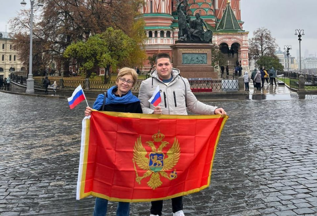 Лазар Лопушин с флагом Черногории в Москве