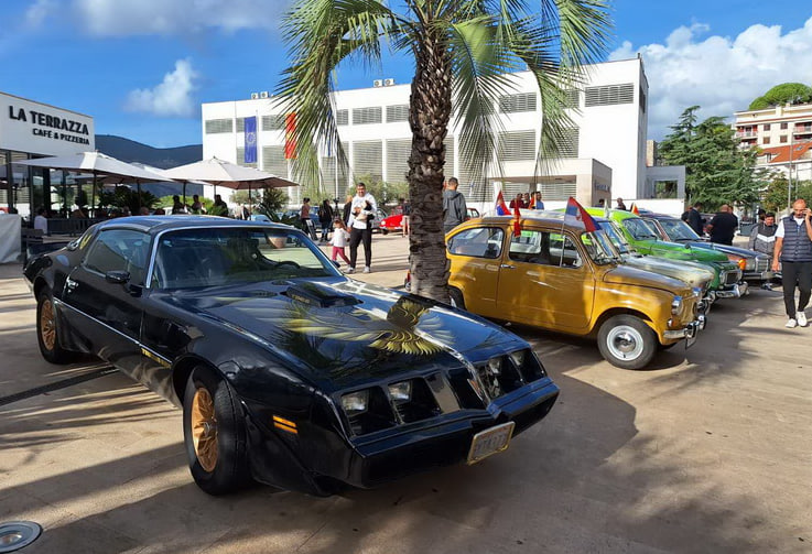 Выставка ретро-автомобилей в Херцег-Нови