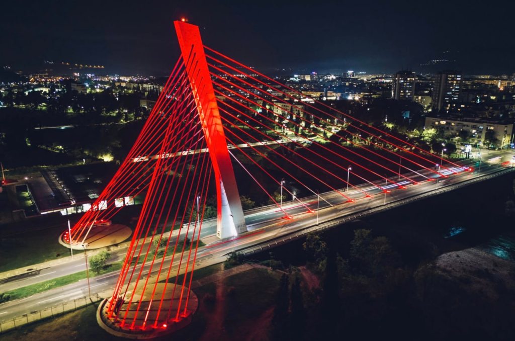 Мост Миллениум подсвечен цветами флага Турции