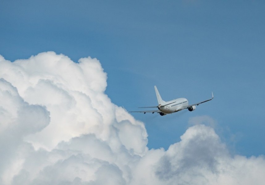 Самолет в небе