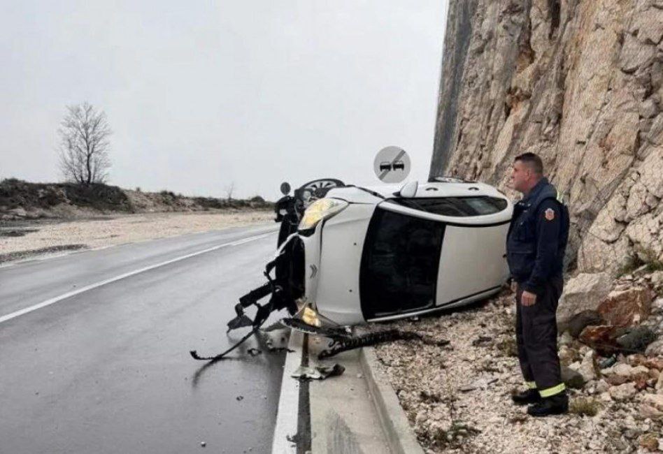 Перевернутый автомобиль