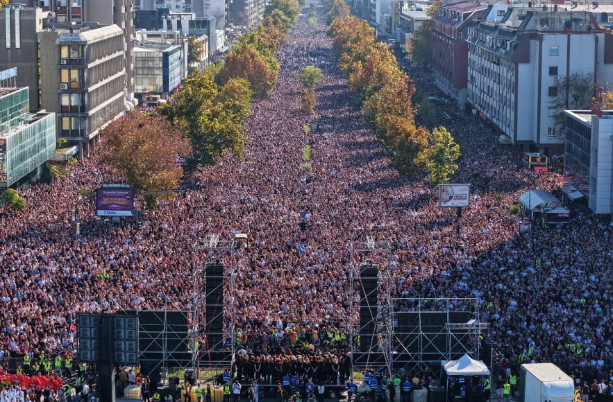 Множество людей собираются в Нови-Саде, чтобы почтить память погибших при трагедии на железнодорожном вокзале