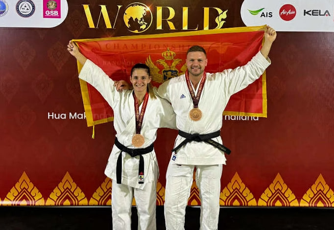 Спортсмены держат флаг Черногории