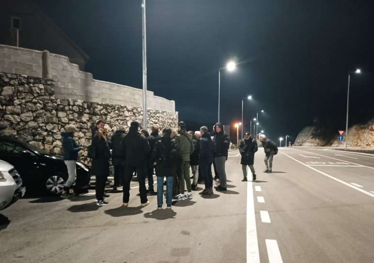 Протестующие на дороге в Цетине