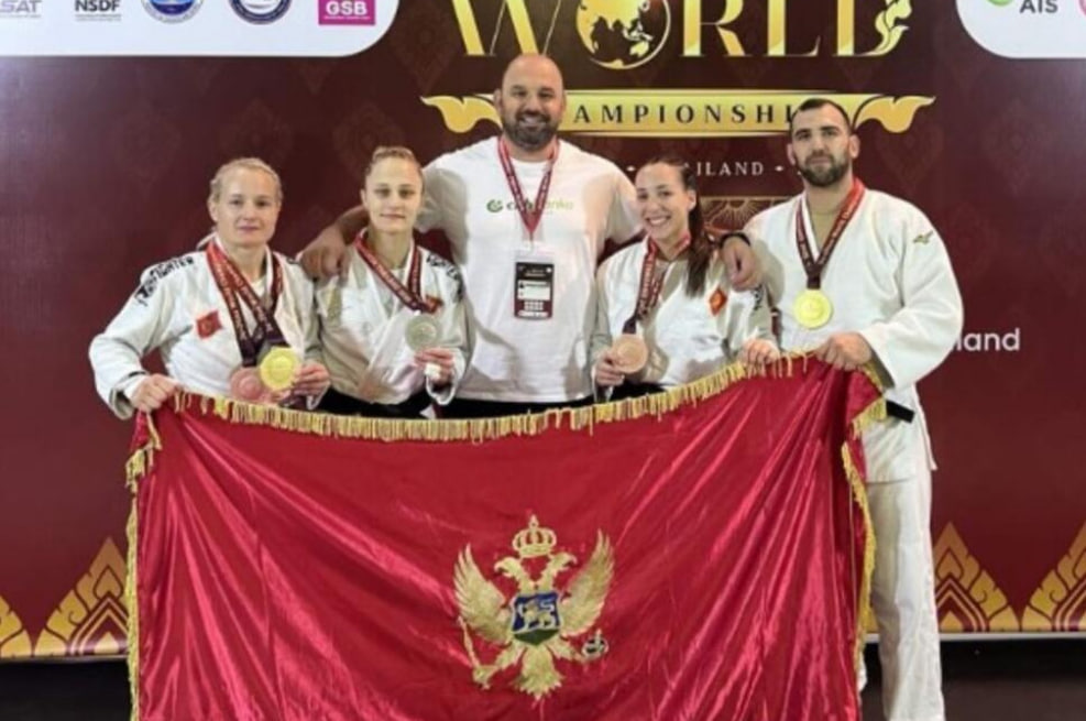 Спортсмены с флагом Черногории