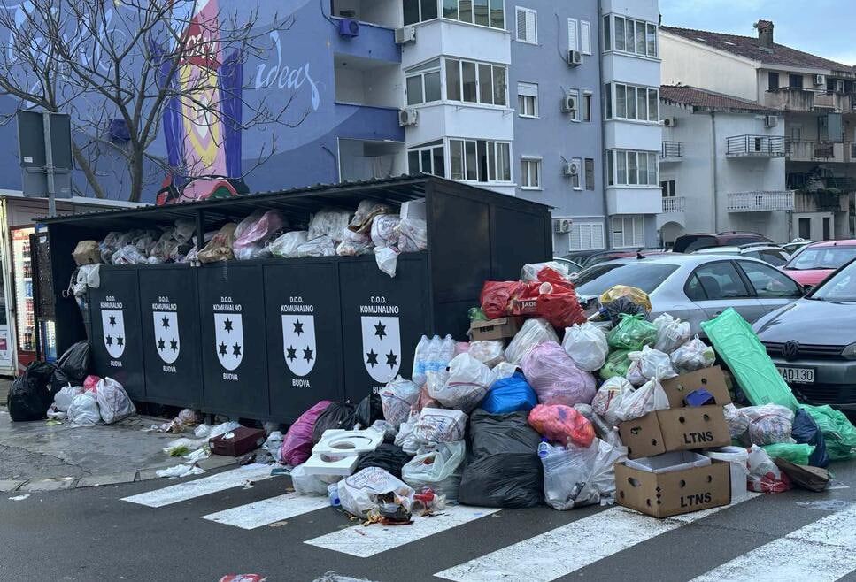 Переполненный мусорные контейнеры в Будве
