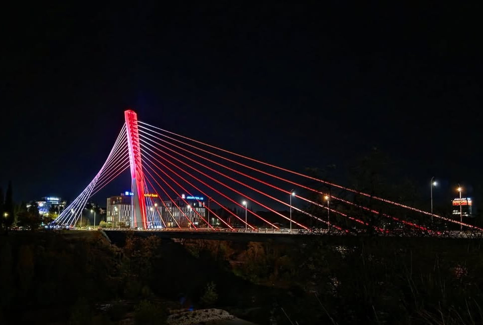 Мост Миллениум в Подгорице в цветах флага Польши