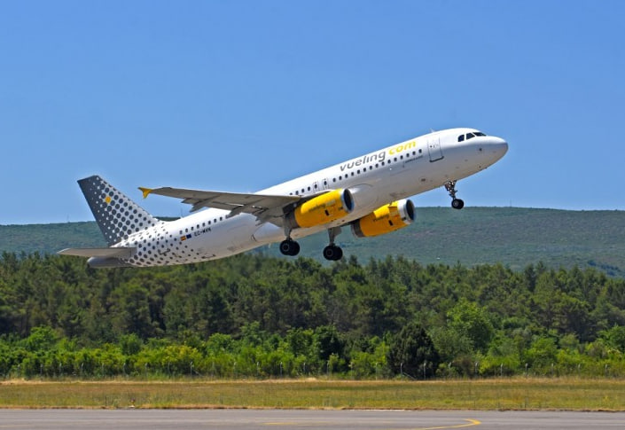 Взлет самолета авиакомпании Vueling