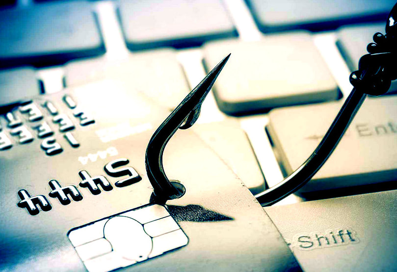 Банковская карта на крючке