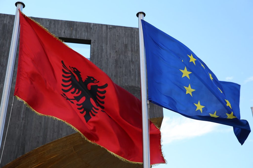 Флаги Албании и Евросоюза