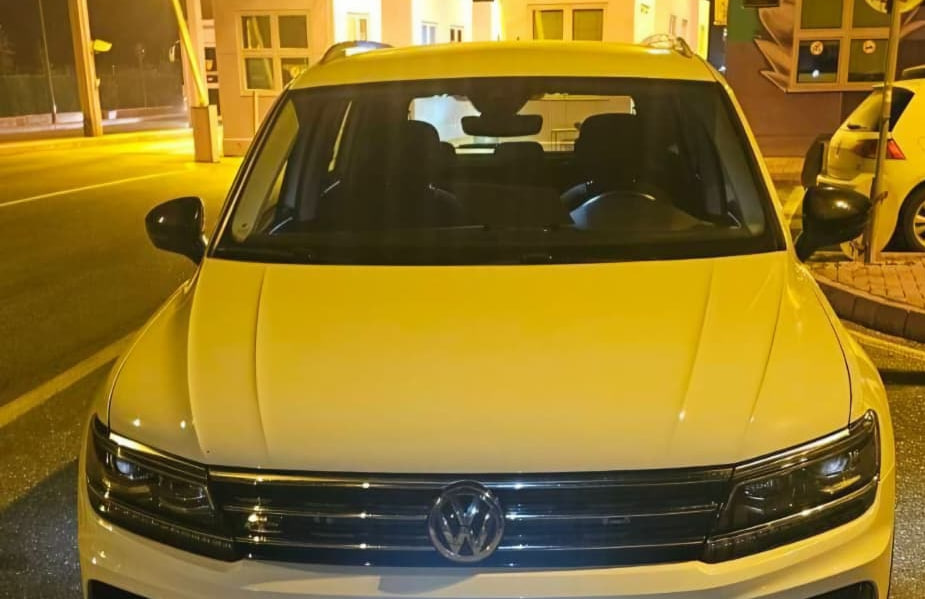 Белый автомобиль VW Tiguan