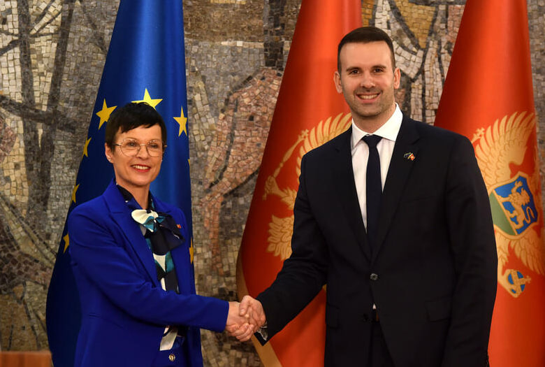 Премьер-министр Черногории Милойко Спаич и еврокомиссар по вопросам расширения ЕС Марта Кос