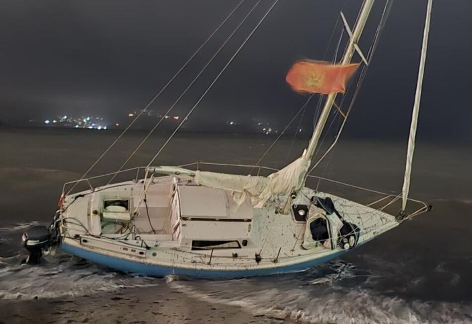 Яхту выбросило на берег в Будве