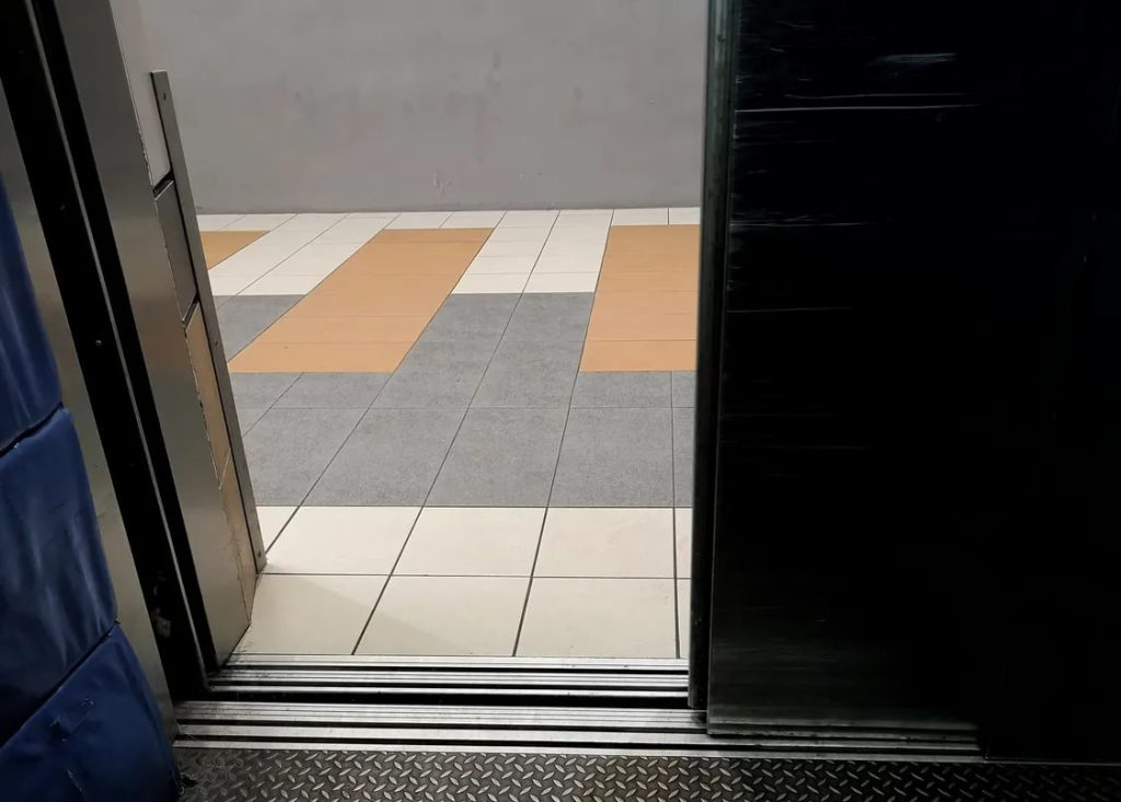 Двери лифта