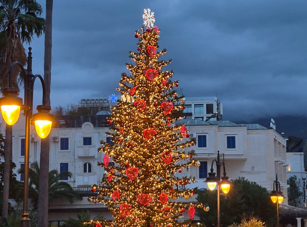 Новогодняя елка в Будве
