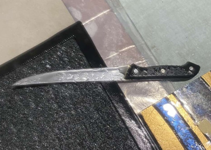 Нож на полу