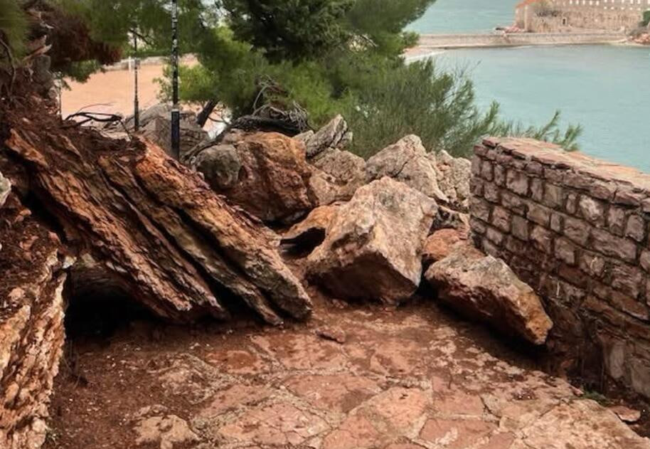 Обвал камней у Свети-Стефан