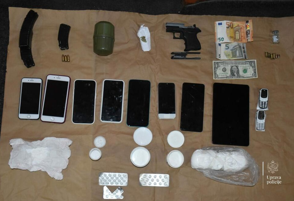 Изъятый пистолет, а также смартфоны, деньги и наркотики