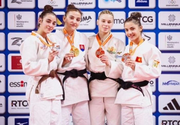 Дзюдоистки с медалями
