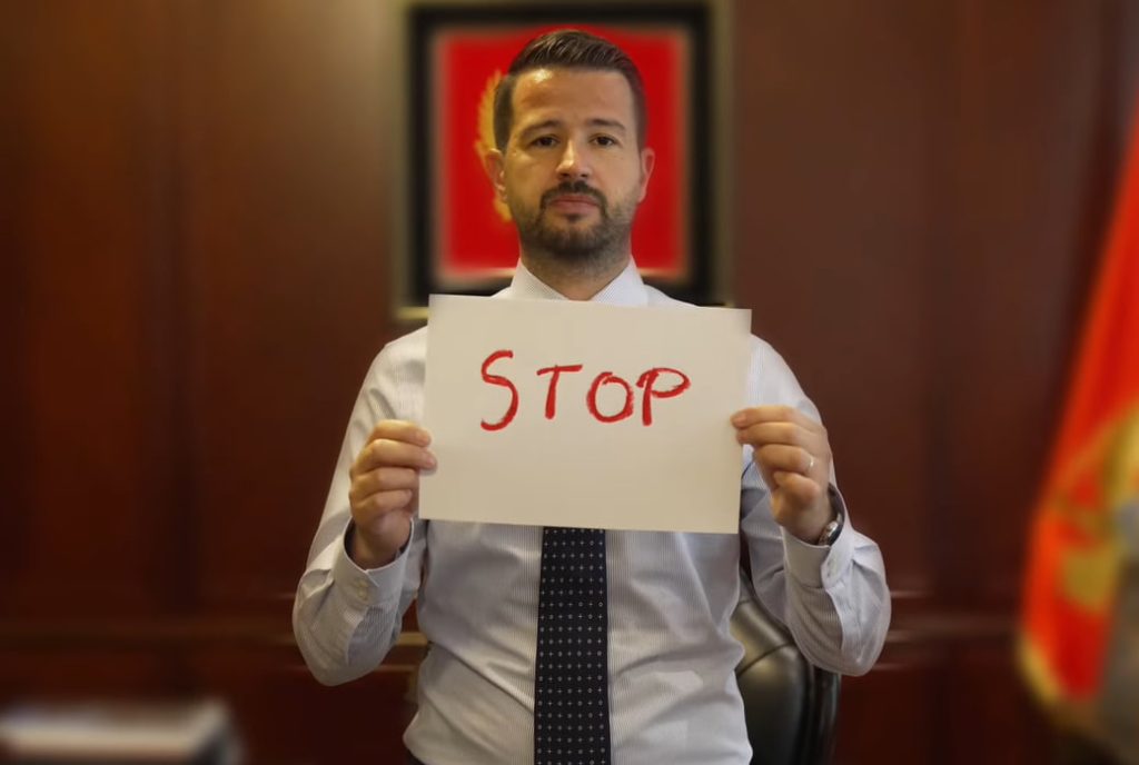 Президент Черногории Яков Милатович надписью STOP на листе