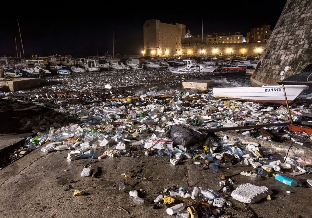 Мусор на пляже в Дубровнике