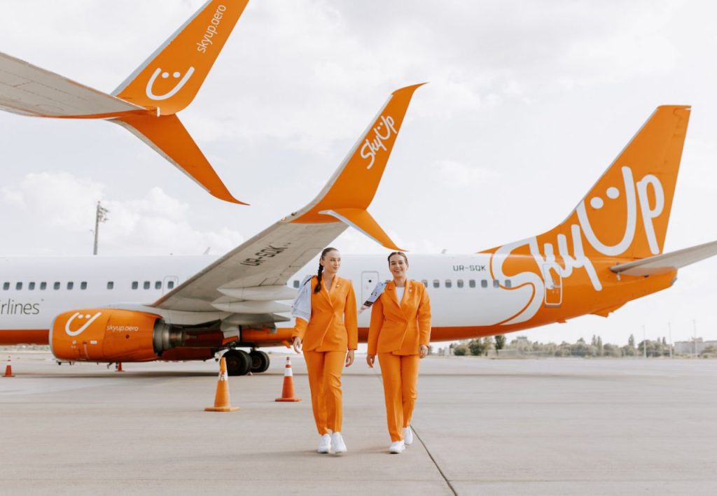 Сотрудники авиакомпании SkyUp Airlines