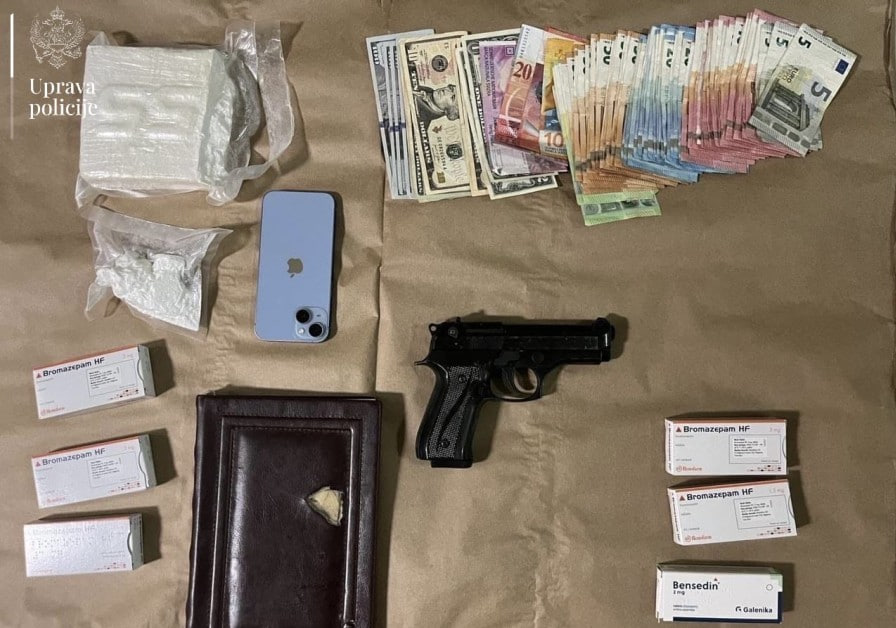 Изъятые вещи и деньги подозреваемого