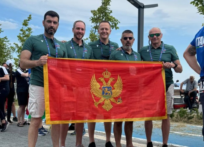 Мужчины с флагом Черногории