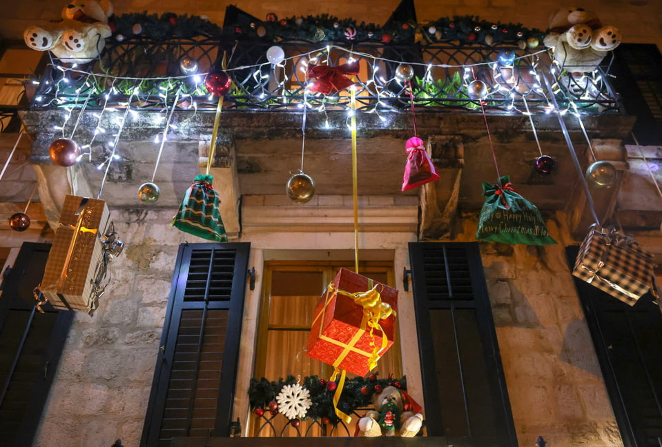 Новогодние украшения в Старом городе Котора