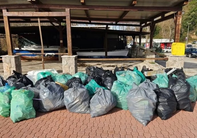 Пакеты с мусором