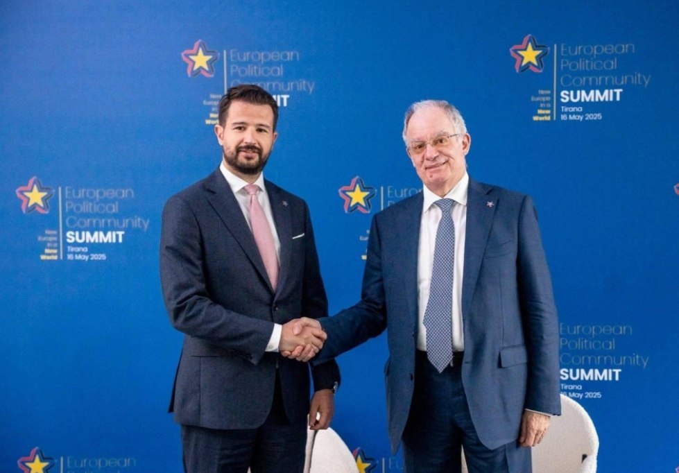 Рукопожатие Якова Милатовича с Константиносом Тасулосом