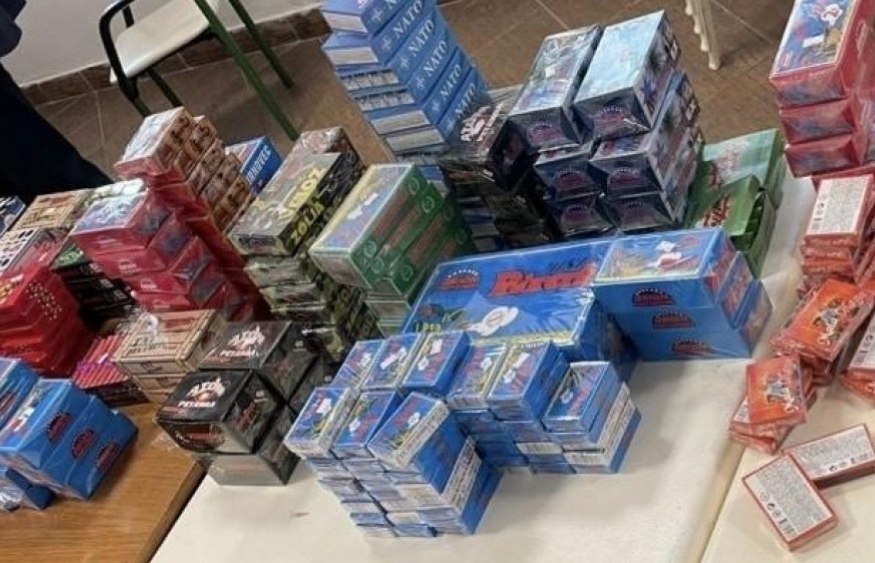 Петарды на столе