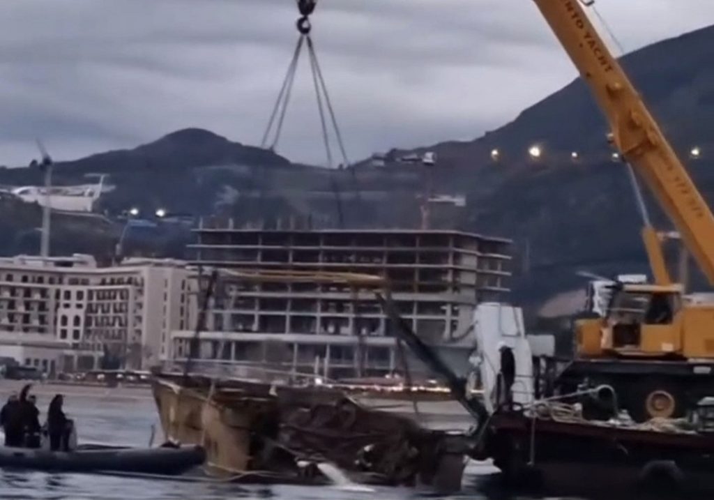 Яхту достают из моря