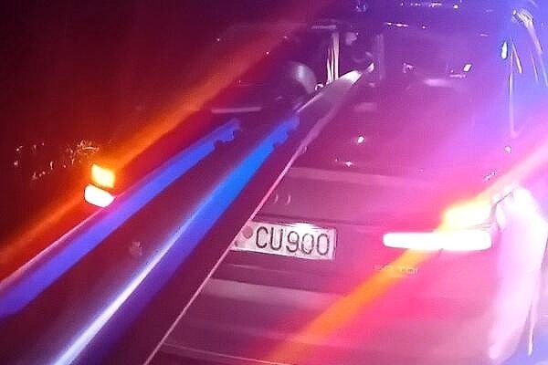 Отбойник пробил автомобиль