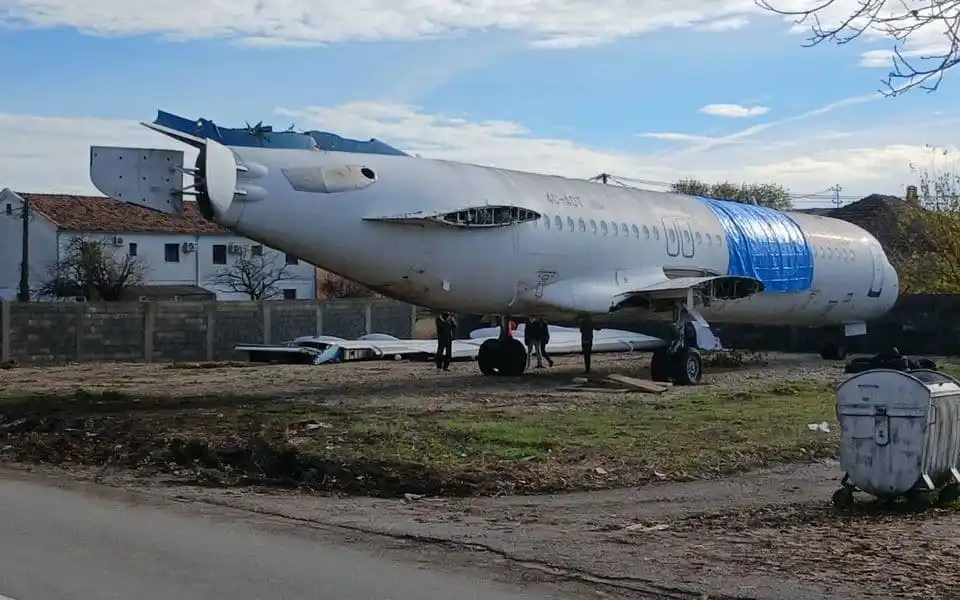 Самолет Montenegro Airlines на частном участке в Подгорице