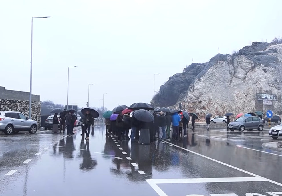 Протестующие на дороге Цетине - Подгорица
